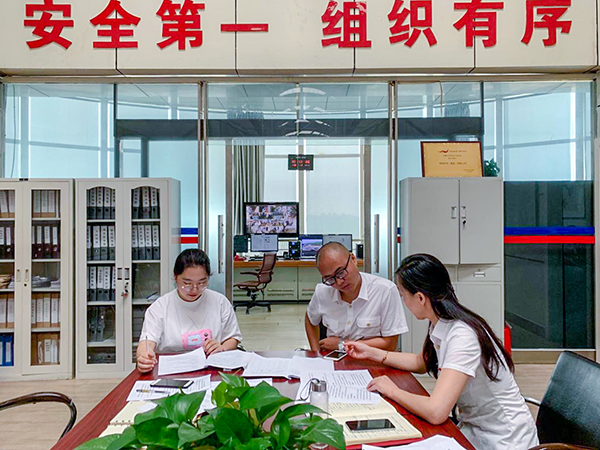 6月20日，運(yùn)行指揮中心協(xié)同各保障單位組織開(kāi)展了2019年大面積航班延誤應(yīng)急處置演練。.png