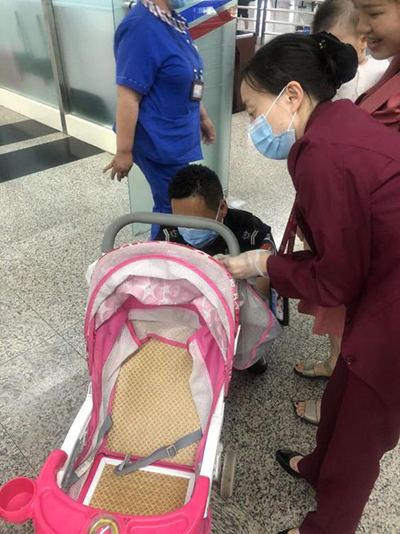 圖片1.png“真情服務(wù)”是讓旅客更加安心、放心、舒心的出行。行查室作為部門進(jìn)港服務(wù)的最后一個環(huán)節(jié)，在日常工作中也很注重服務(wù)細(xì)節(jié)。6月10日，行查室工作人員幫助旅客打開嬰兒車，為她排憂解難。.png