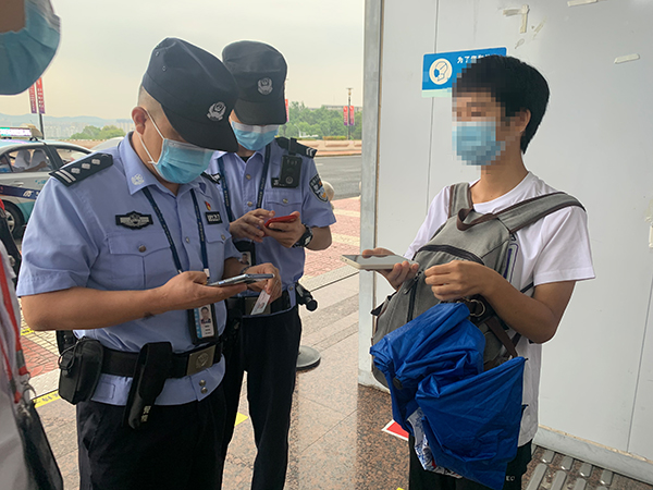 安檢站查獲一旅客冒用他人健康碼、核酸證明副本.jpg